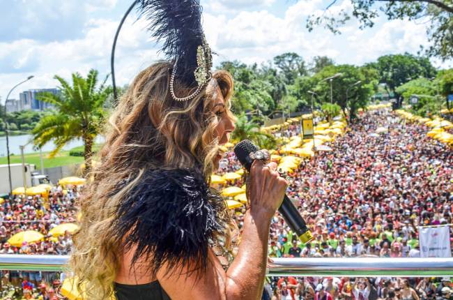 Elba Ramalho se apresentou no bloco Frevo Mulher, na Vila Mariana, Zona Sul