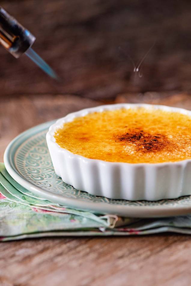 Creme brûlé: casquinha queimada pelo maçarico Creme brûlé: casquinha queimada pelo maçarico