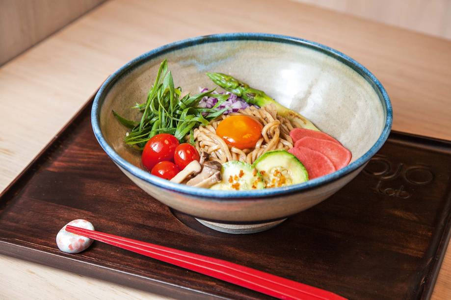 Maze soba vegetariano: macarrão sem caldo com hortaliças, cogumelos e gema curada