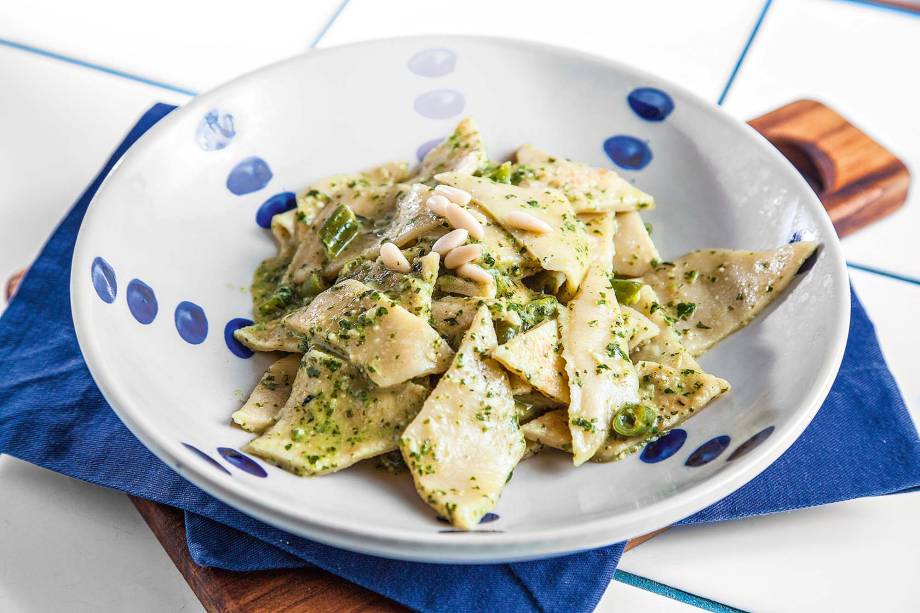 Testaroli ao pesto: massa triangular típica da Ligúria Testaroli ao pesto: massa triangular típica da Ligúria