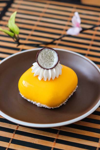 Entremet tropical: musse de coco com compota de banana no interior