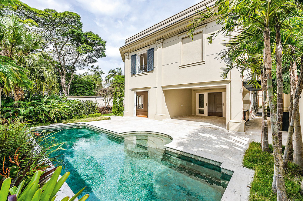 Conheça três mansões milionárias que estão à venda na capital