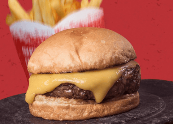 Tradi entrega combo com hambúrguer e fritas por 4,99 reais
