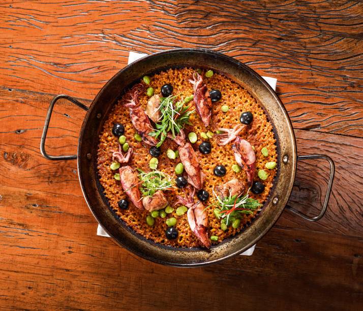 Canjiquinha socarrat: coberta por lulinha ao aïoli da tinta, timo e fava verde Canjiquinha socarrat: coberta por lulinha ao aïoli da tinta, timo e fava verde