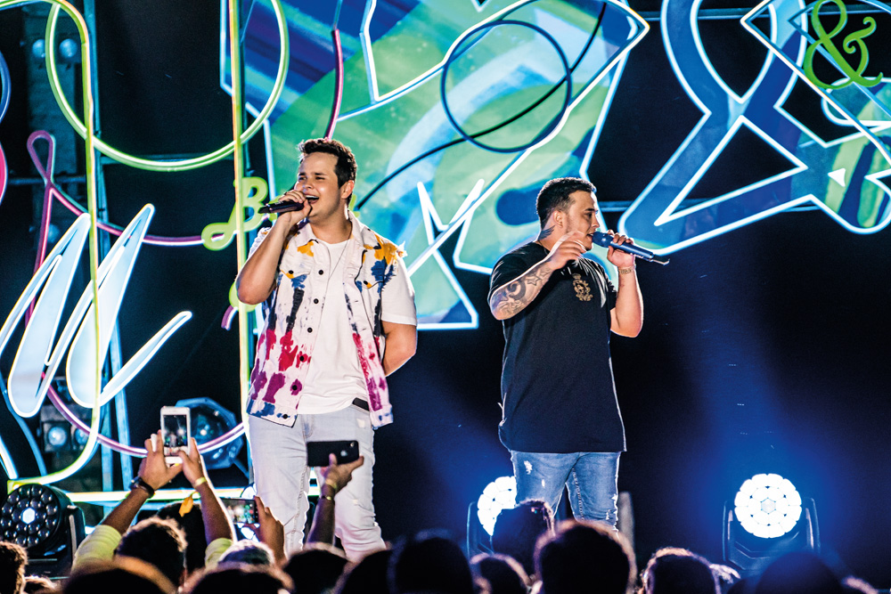 Matheus & Kauan lançam DVD ’10 Anos na Praia’ em show