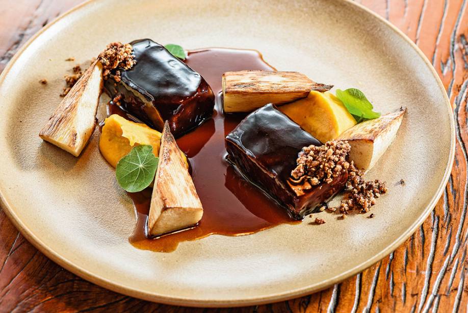 Opção carnívora: língua laqueada com pupunha fruta e palmito pupunha Opção carnívora: língua laqueada com pupunha fruta e palmito pupunha