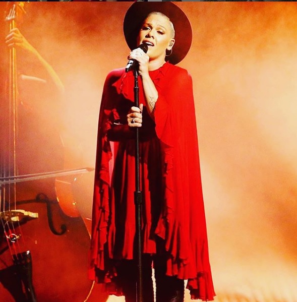 Pink faz sopas para pessoas carentes durante pandemia