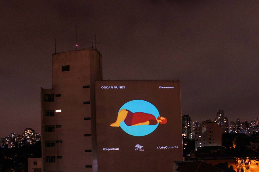 Prédios viram telas de cinema durante a quarentena