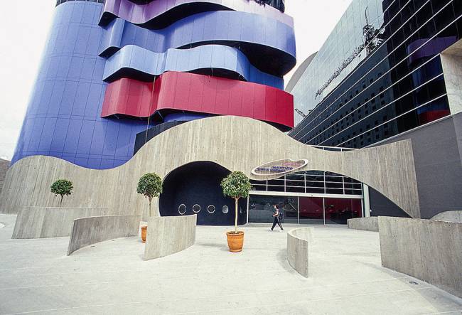 Instituto Tomie Ohtake, projeto do arquiteto Ruy Ohtake. Fachada do Instituto Tomie Ohtake