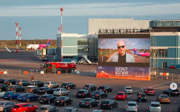Lituânia faz cinema ao ar livre em pista de aeroporto. Veja as fotos