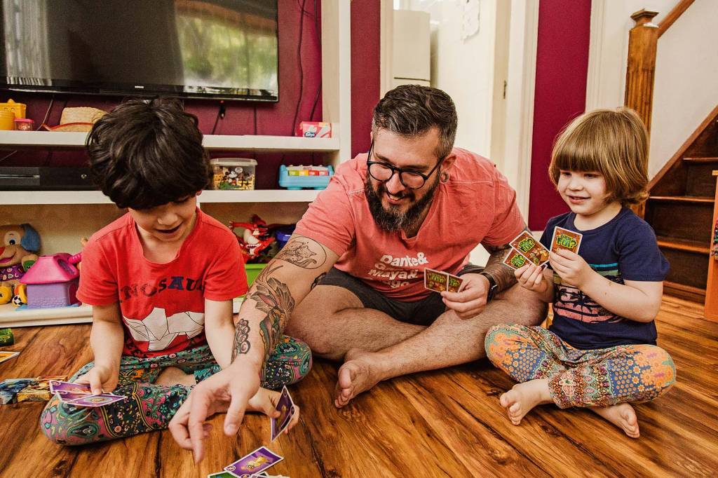 Artistas trazem os filhos para a rotina de trabalho durante a quarentena