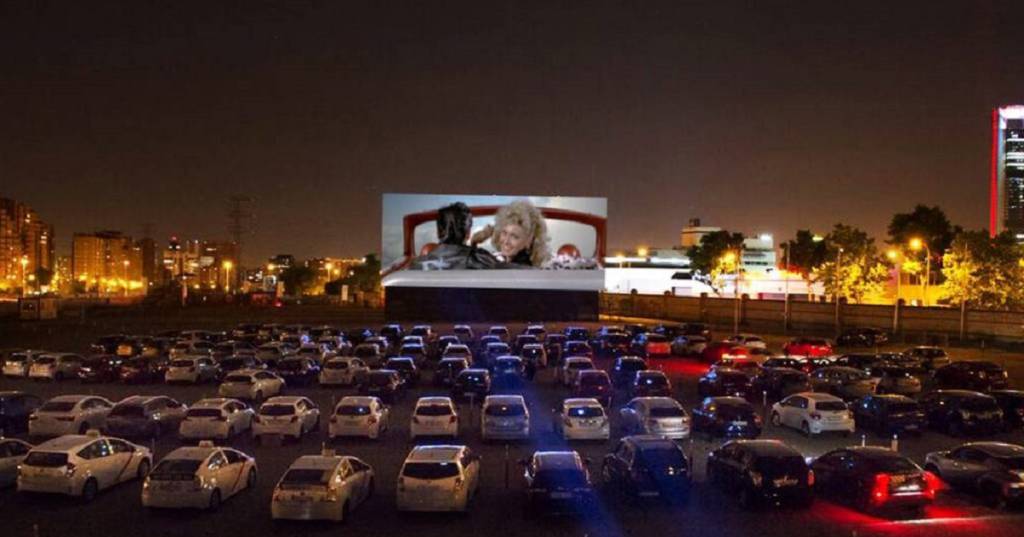 Cinemas drive-in renascem nos EUA e tendência chega ao Brasil