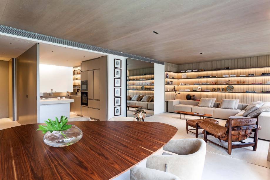 Cozinha cada vez mais perto da área social da casa, em projeto de Arthur Casas: portas deslizam para mudara configuração, com a possibilidade de integrar ou não Cozinha cada vez mais perto da área social da casa, em projeto de Arthur Casas: portas deslizam para mudara configuração, com a possibilidade de integrar ou não