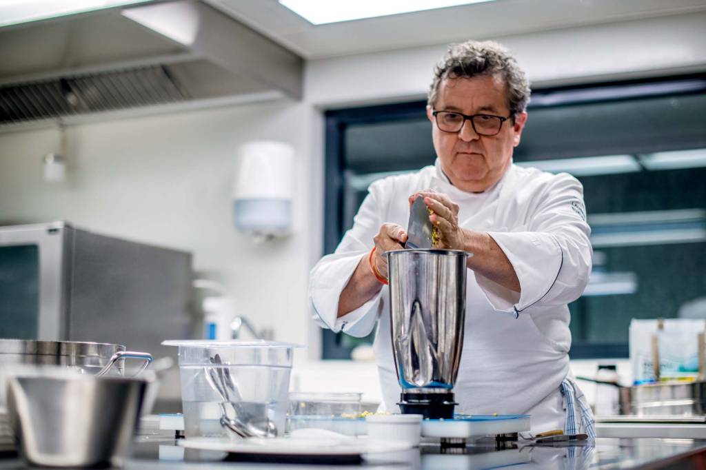 Chef Laurent Suaudeau dá aulas de cozinha online