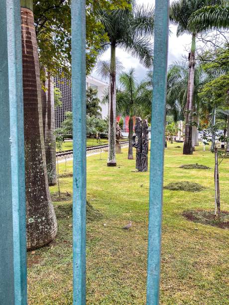 Paredões do Círculo Militar e do QG do Segundo Exército, e o jardim de esculturas escondido da Assembleia; o antiurbanismo da área, com muitas grades, calçadas inóspitas e estacionamentos