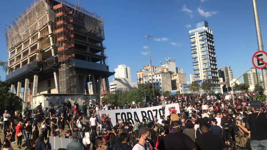 Domingo tem panelaço e atos contra e pró-Bolsonaro