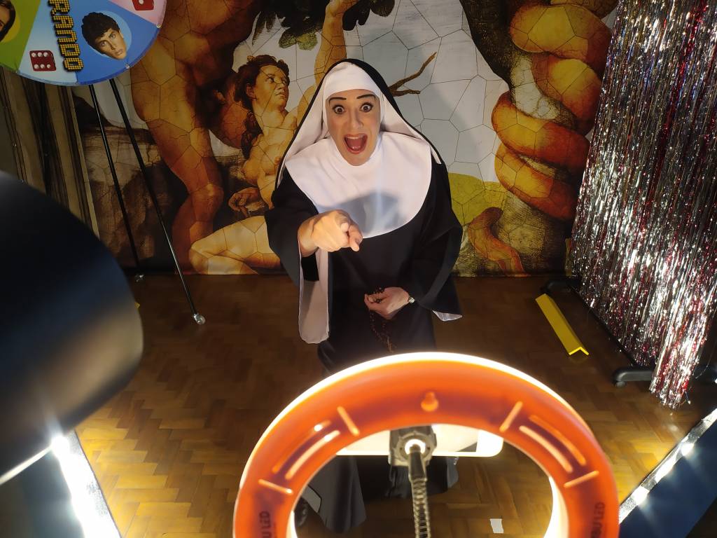 Espetáculo on-line atrai público internacional e rende gafes via Zoom