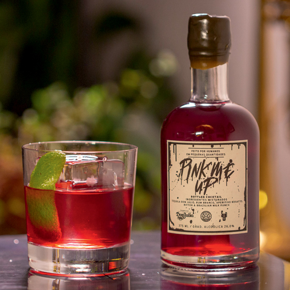 Garrafas dos drinques do Apothek com outros bares podem ser colecionadas