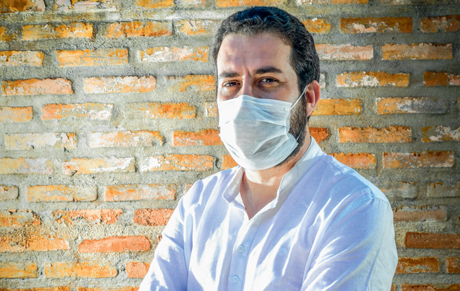 Após diagnóstico de Covid-19, Boulos apresenta febre e dor no corpo