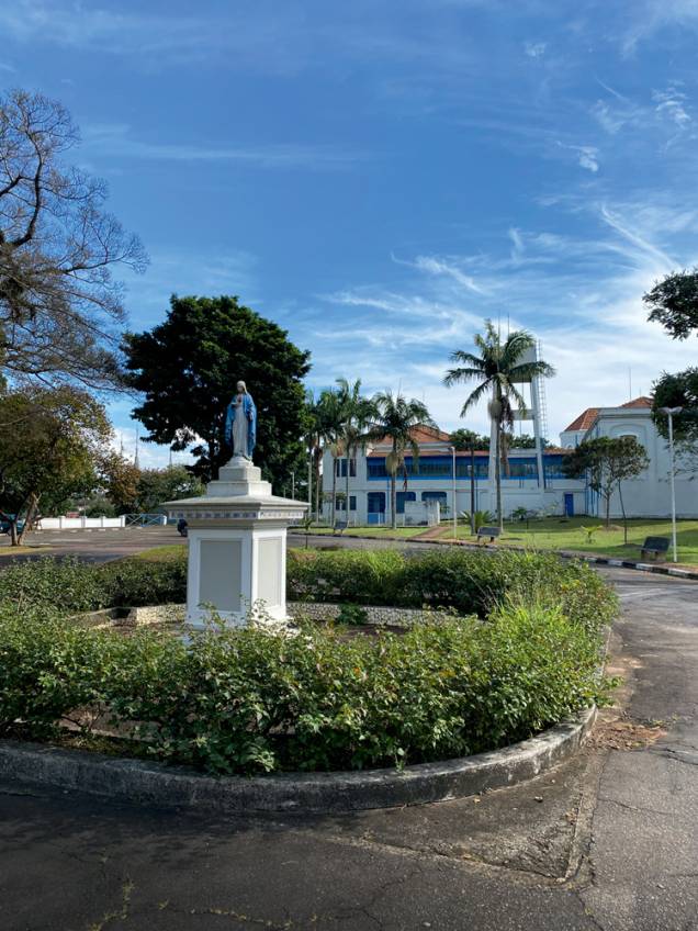 Os vastos jardins do antigo educandário: a 800 metros do Metrô Clínicas, prédio público não tem uso Os vastos jardins do antigo educandário: a 800 metros do Metrô Clínicas, prédio público não tem uso