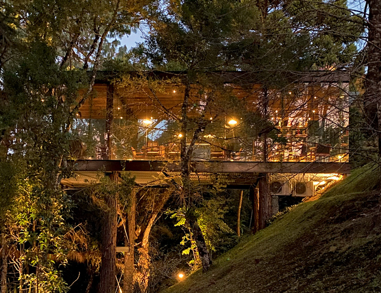 Charutaria e restaurante modernos em meio à natureza: reserva de charme
