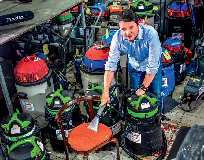 ‘Aspirador’ para lavar sofá, cortina e colchão salva empresa na pandemia