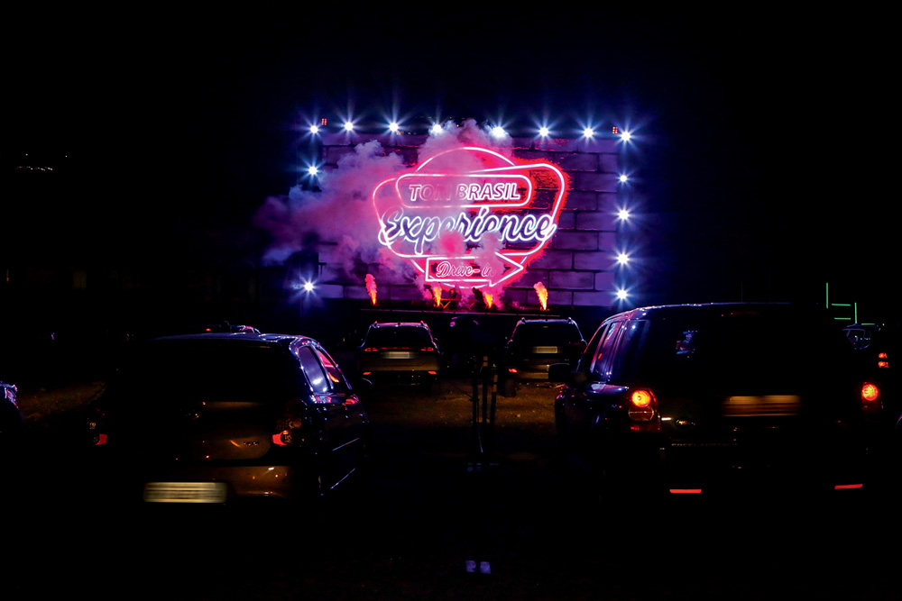 Drive-in no Tom Brasil tem apresentações de DJs e metaleiros