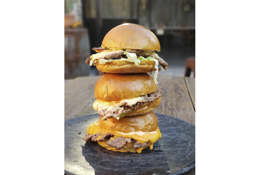 Estabelecimento na Mooca faz drive-in com hambúrguer e música ao vivo