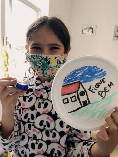 Tampas pintadas por crianças, marca registrada do grupo O Amor Agradece, criado na Zona Oeste Tampas pintadas por crianças, marca registrada do grupo O Amor Agradece, criado na Zona Oeste