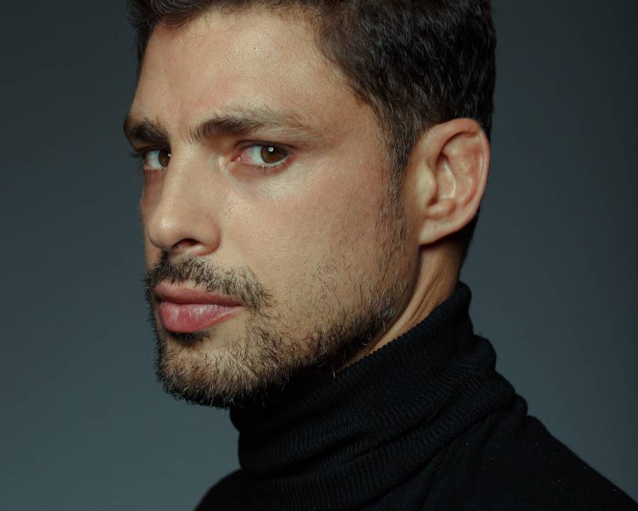 O ator Cauã Reymond aparece sério em foto em estúdio fotográfico