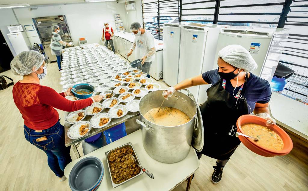 Paulistanos se unem e entregam mais de 1 milhão de marmitas na pandemia