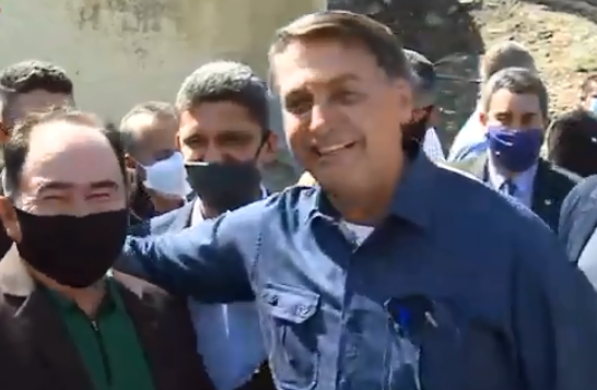 Bolsonaro sem máscara: visita e abraços em São Vicente (SP)