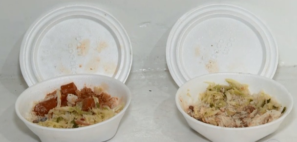 Foto mostra duas marmitas em potes de isopor abertas. Dá para ver arroz, feijão e um pouco de mistura