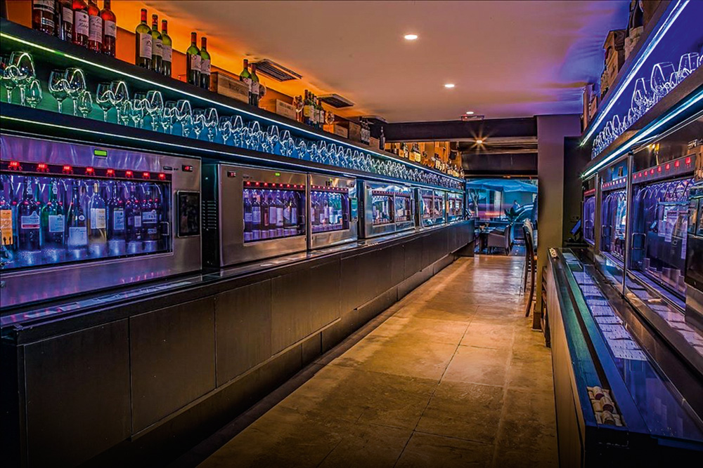 Bardega, com oitenta vinhos em taça, volta a operar de olho nos protocolos