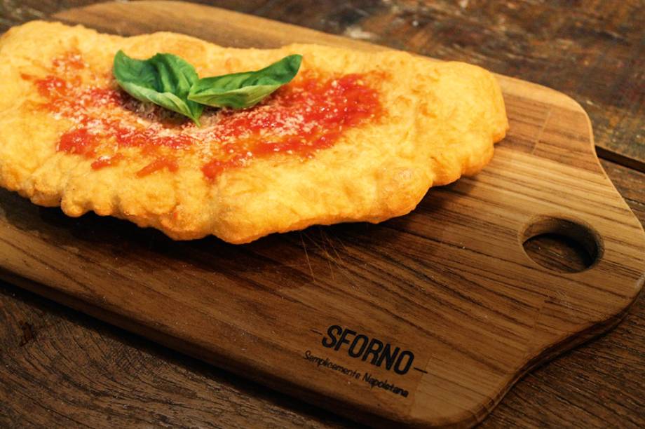 Calzone: dourado em óleo ricota de búfala, mussarela, salame, pimenta-do-reino e molho de tomate Calzone: dourado em óleo ricota de búfala, mussarela, salame, pimenta-do-reino e molho de tomate