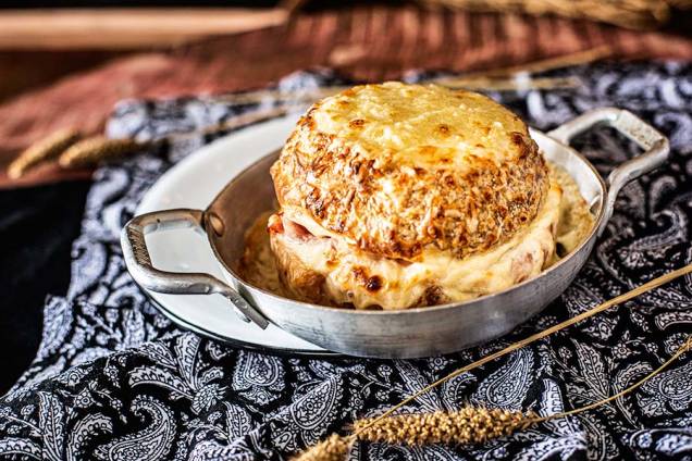 Croque monsieur: sanduíche é servido em panelinha Croque monsieur: sanduíche é servido em panelinha