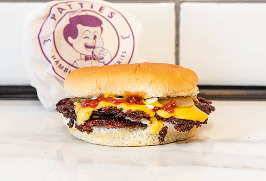 Vegetariano: discos de arroz negro ao invés de carne Vegetariano: discos de arroz negro ao invés de carne