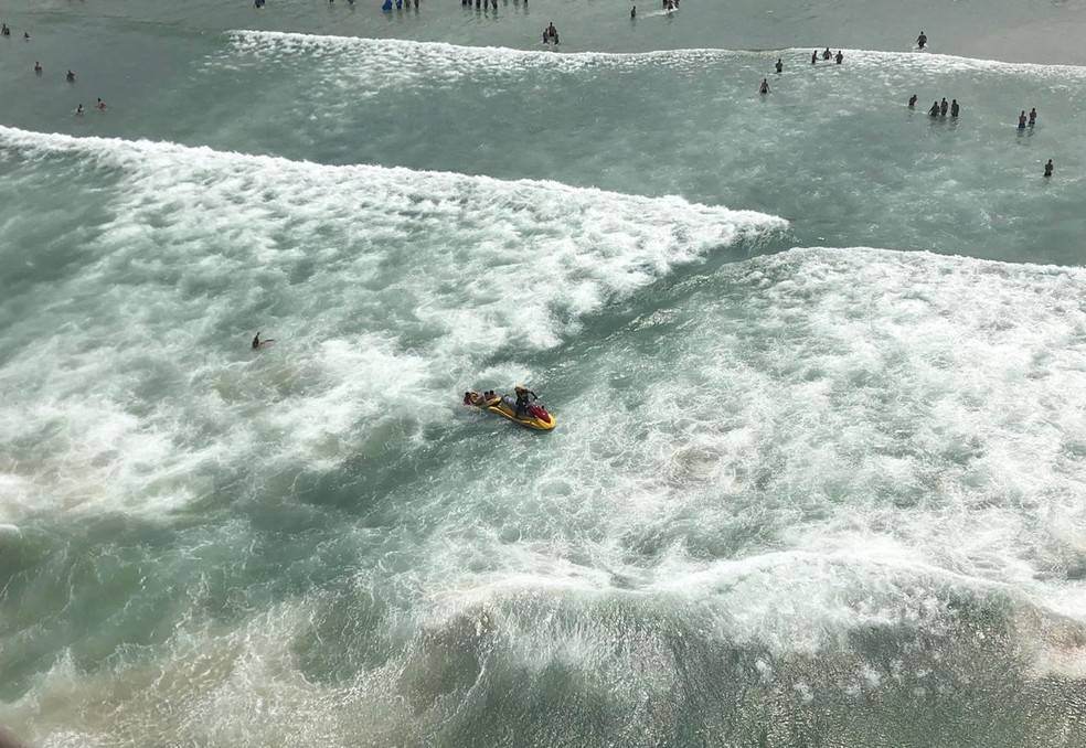 Oito banhistas morrem afogados em praias lotadas de São Paulo