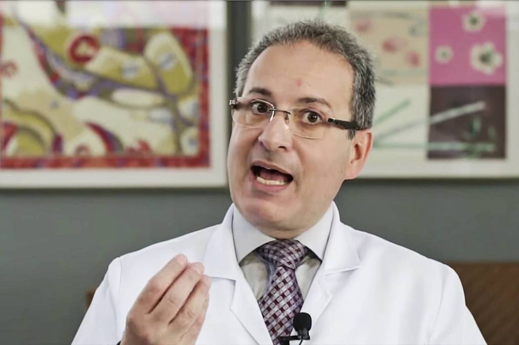 abib neto Imagem de Abib Maldaun Neto de jaleco branco