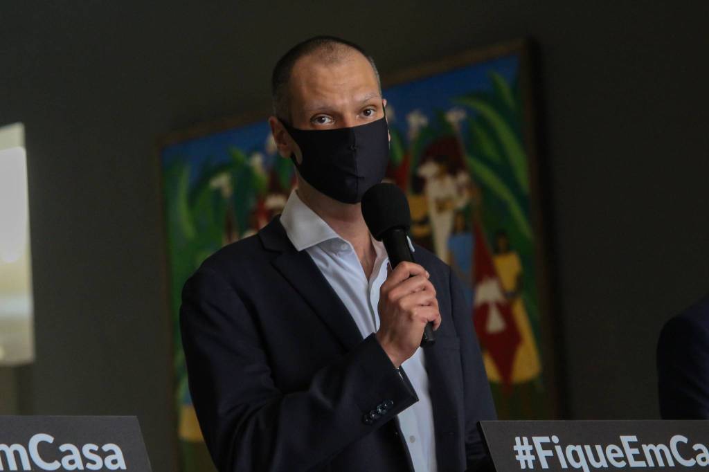 Covas promete equipamentos nas escolas para transmitir aulas ao vivo