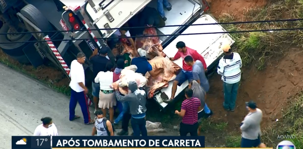 Dezenas saqueiam carne de caminhão tombado em rodovia