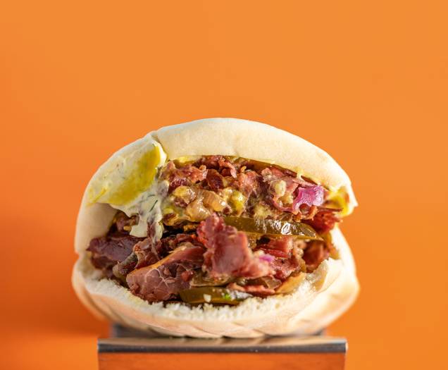 Sanduíche depastrami: fatias pouco gordurosas, cebola caramelada, molho de mostarda e picles de pepino Sanduíche depastrami: fatias pouco gordurosas, cebola caramelada, molho de mostarda e picles de pepino