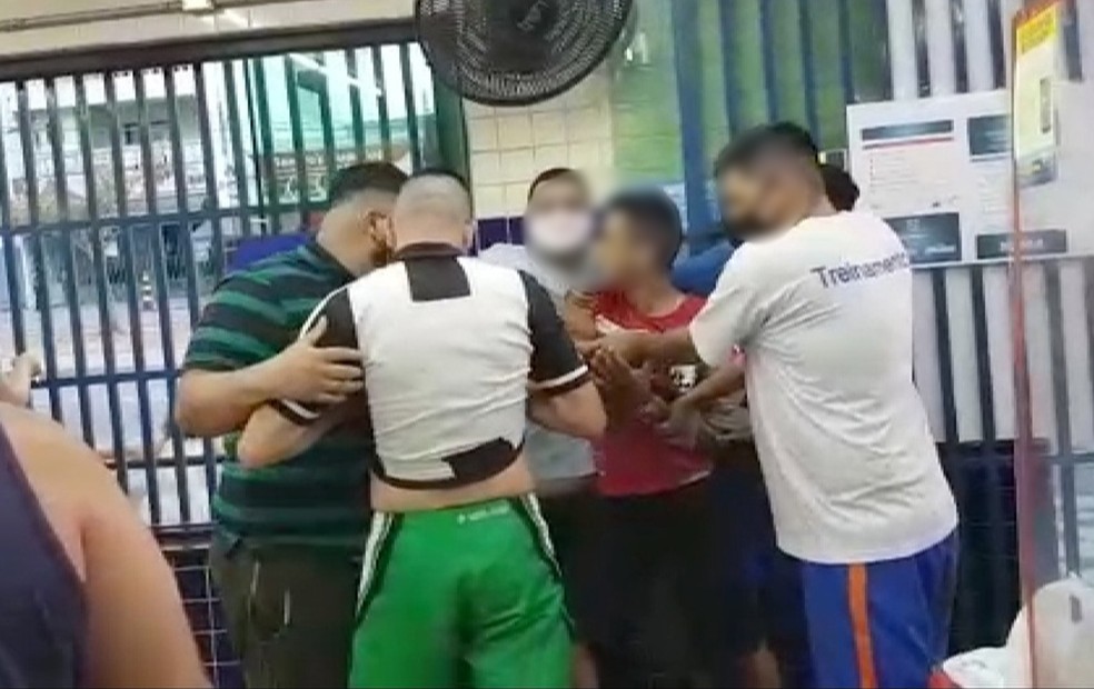 Cliente entra sem máscara em supermercado e agride funcionários