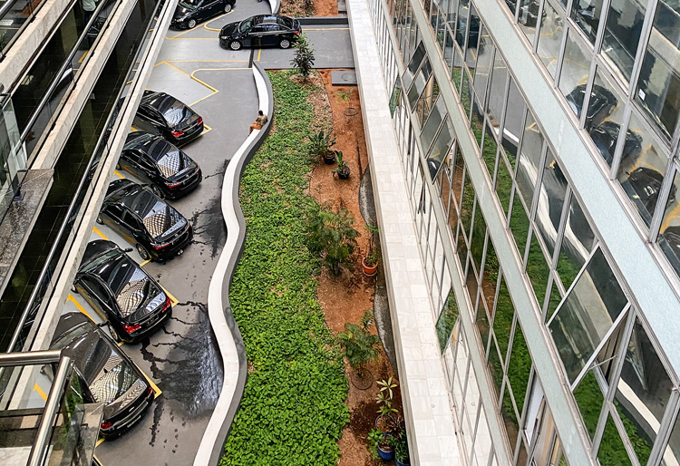 Vagas de estacionamento por todos os lados da Assembleia e calçadas isoladas: mau exemplo, que destoa do Plano Diretor Vagas de estacionamento por todos os lados da Assembleia e calçadas isoladas: mau exemplo, que destoa do Plano Diretor