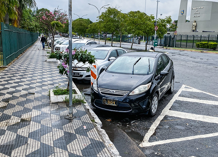 Vagas de estacionamento por todos os lados da Assembleia e calçadas isoladas: mau exemplo, que destoa do Plano Diretor