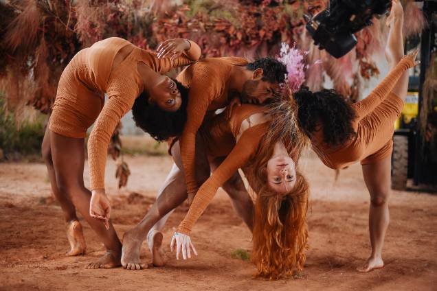 Pés no chão: bailarinos celebram a natureza em coreografia narcísica Pés no chão: bailarinos celebram a natureza em coreografia narcísica