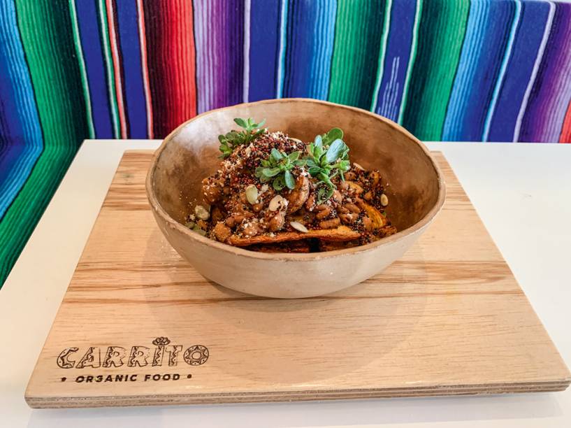 Batatas com chili: assadas e cobertas por um condimento de feijão e mussarela ralada Batatas com chili: assadas e cobertas por um condimento de feijão e mussarela ralada