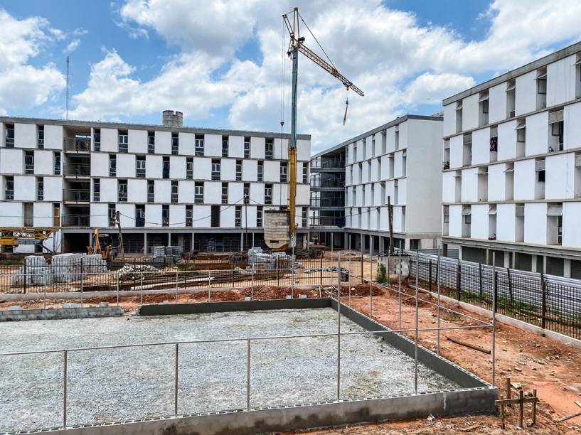 Reurbanização ao redor nem começou: boxes comerciais continuam lacrados no térreo Reurbanização ao redor nem começou: boxes comerciais continuam lacrados no térreo