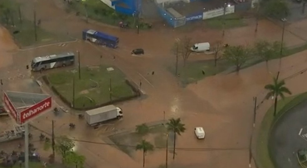 Temporal provoca alagamentos e quedas de árvores em São Paulo