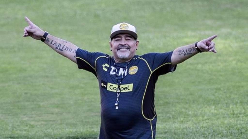 Maradona está sedado para conter sintomas de abstinência, diz médico